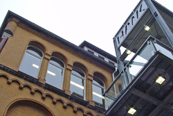 Externer, behindertengerechter Aufzug der Fakult&auml;t Bauwesen am Hohnsen in Hildesheim