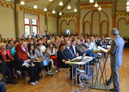 Mehr als 80 Absolventinnen und Absolventen feierten gemeinsam mit ihren Familien und der Fakult&auml