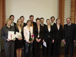 Die besten Absolventinnen und Absolventen der Fakult&auml;t Wirtschaft mit HAWK-Pr&auml;sident Prof.