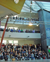 Hildesheimer Erstsemester-Studierende bei der Feierstunde im Goschentor