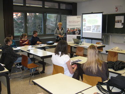 Frau Prof. Bartuch stellt den Studiengang der Physikalischen Technologien vor