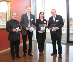 (v.r.n.l) Prof. Dr. Martin Thren (HAWK-Pr&auml;sident), Prof. Dr. Gerdi Maierbacher-Legl (Studiendek