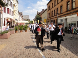 Gro&szlig;es Spektakel: der traditionelle Meisterumzug der HAWK-Absolventinnen und -absolventen     