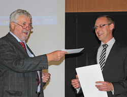Prof. Dr. Rainer Marutzky (links) &uuml;berreichte als Sprecher des Preiskomitees die Auszeichnung a