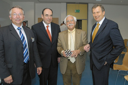 (v.l.n.r) Prof. Dr. Wolfgang M&uuml;ller, Dekan , HAWK-Pr&auml;sident Prof. Dr. Martin Thren, Prof. 