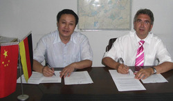 Der Vizepr&auml;sident der Universit&auml;t Hefei, Prof. Dr. Jingmin Cai, und HAWK-Professor Dr.-Ing