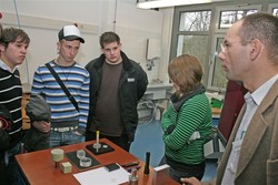 Professor(inn)en und Mitarbeiter(inn)en beantworten gern alle Fragen und stellen die Studieninhalte 