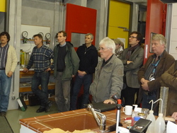 Interessiert lauschen die Tagungsteilnehmer den Ausf&uuml;hrungen der Master-Studierenden Clemens Vo