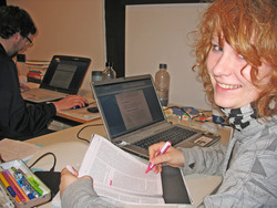 Maria Schulz und Markus Metzing (im Hintergrund) und nutzen die Chance und schreiben flei&szlig;ig. 