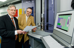 Produktmanager der Firma Mahr ,Herr K&ouml;hler und Herr Prof. Kirchhoff HAWK kooperieren.