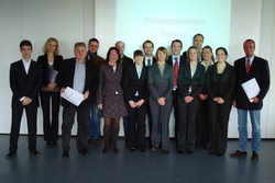 Studenten des IW 5 sowie rechts Herr Mertens Spar-und bauverein PB , links Herr Wiepen Stadtplanungs