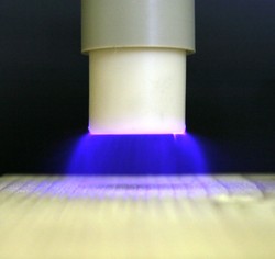 Prof. Dr. Wolfgang Vi&ouml;l pr&auml;sentiert das Forschungs- und Entwicklungsprojekt Plasmabehandlu