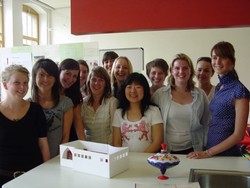 Studentinnen der Studienrichtungen Innenarchitektur und Lighting-Design, die sich am Wettbewerb bete