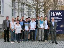 SIA-Abschlusssemester mit den betreuenden SIA_Projektleitern vor dem Hauptgeb&auml;ude der HAWK Faku
