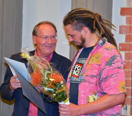 Prof. Dr. phil. Udo Wilken (im Ruhestand) vom F&ouml;rderverein (links) zeichnete Malte-Christian St