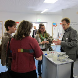 Studierende informieren sich &uuml;ber die beruflichen M&ouml;glichkeiten bei Firma Sartorius 