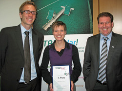 (v.l.n.r.) Gr&uuml;ndercoach Tim Bauer, Siegerin Cindi Jacobs und Prof. Dr. Christoph Kolbeck
