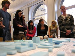 Die Studierenden aus drei Nationen bei der Arbeit an der HAWK.