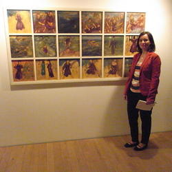 Susan P&ouml;nitz vor einer der Bildserien