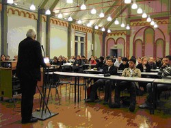 Prof. Dipl.-Ing. Martin Thumm sprach in der HAWK-Aula &uuml;ber die \\"Macht der Bilder\\".