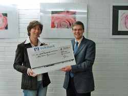 Prof. Dr. Wolfgang Vi&ouml;l &uuml;berreicht der Schulleiterin des OHG, Rita Engels, den Spendensche