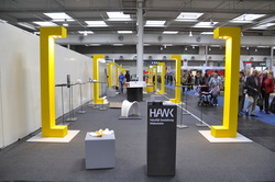 Die zw&ouml;lf gelb leuchtenden Klammern rhythmisieren den mehr als 30 Meter langen Stand in f&uuml;