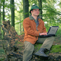 F&ouml;rster mit Notebook im Wald