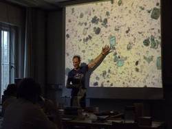 Andreas Buder, HKB Bern, erl&auml;utert das mikroskopische Bild von nat&uuml;rlichem Malachit. (HAWK