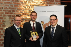 (v.l.n.r.) Prof. Dr. J&uuml;rgen Erbach, ?Student des Jahres? Christopher J&auml;ger mit der begehrt