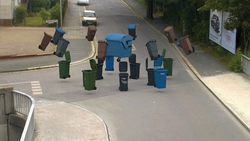 Auschnitt - Schwebende M&uuml;lltonnen