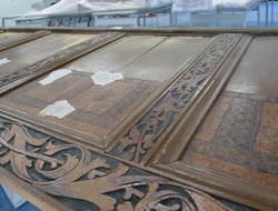 Zur Restaurierung frisch eingetroffen: ein reich intarsiertes, gotisches Chorgest&uuml;hl aus Sieben