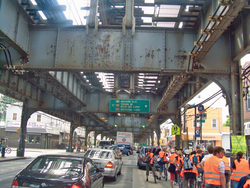 Auff&auml;llig: Hildesheimer Studierende mit ihren Warnwesten in New York