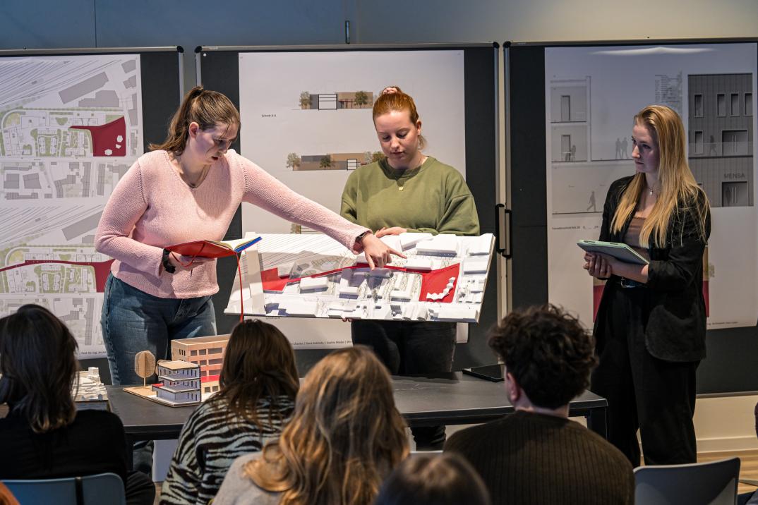 Eine studentische Gruppe, die dem Publikum Entwürfe und ein Modell für inklusives Wohnen im Quartier präsentierte. 