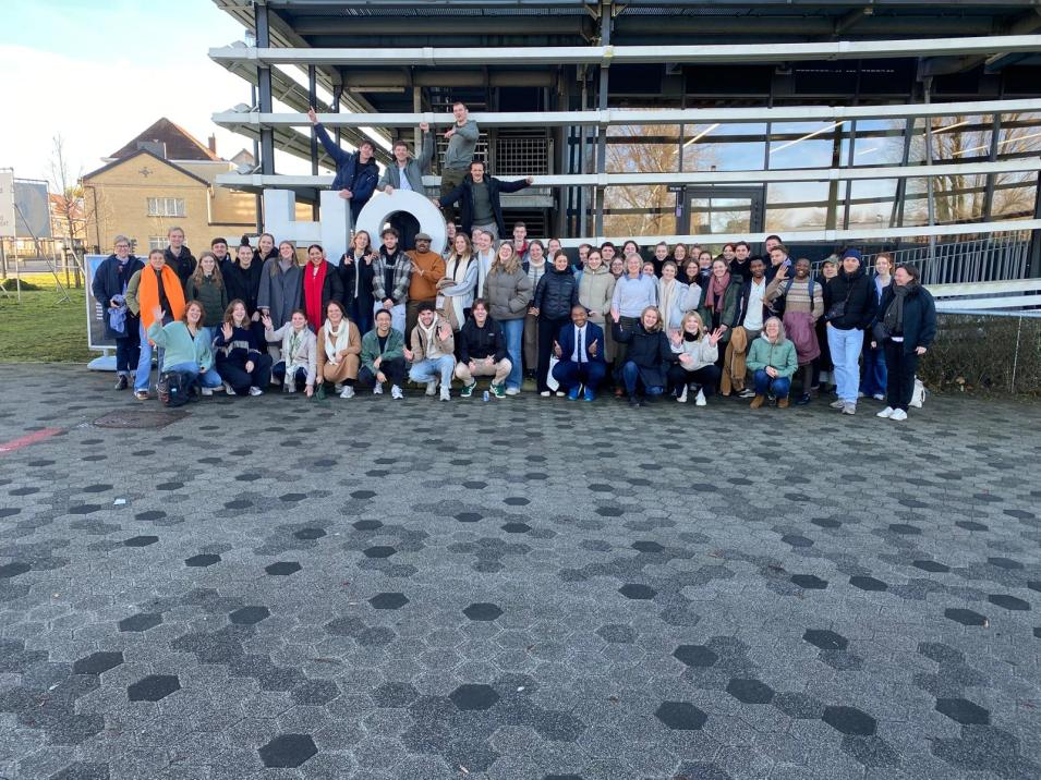 Gruppenbild von allen Teilnehmenden auf dem Campus der HOGENT