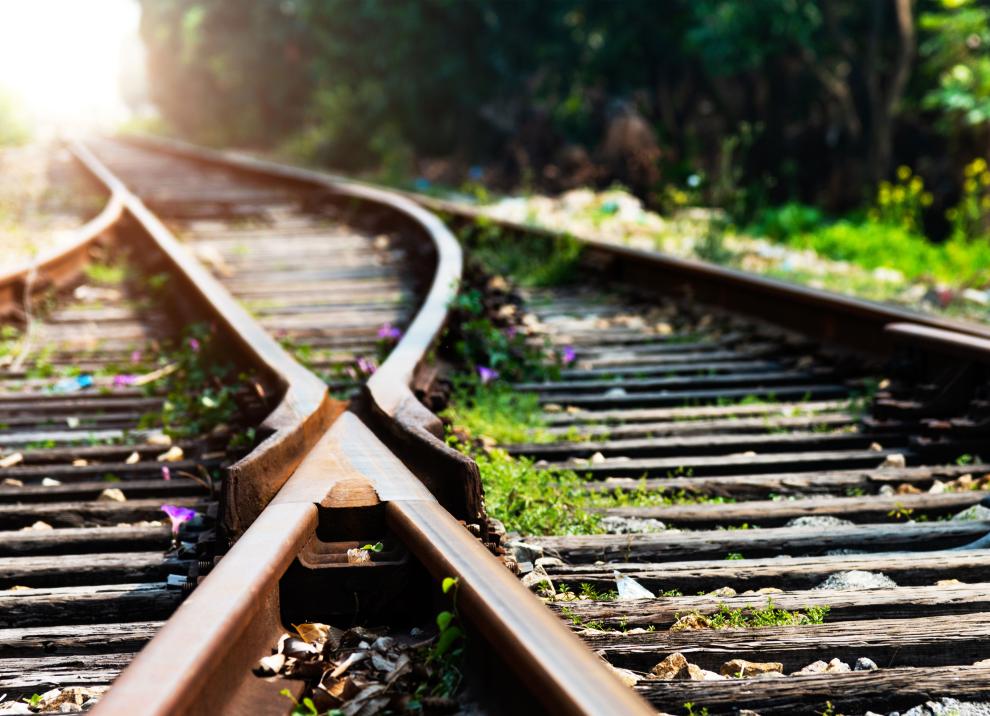 Zwei Eisenbahnschienen treffen sich und werden zu einer